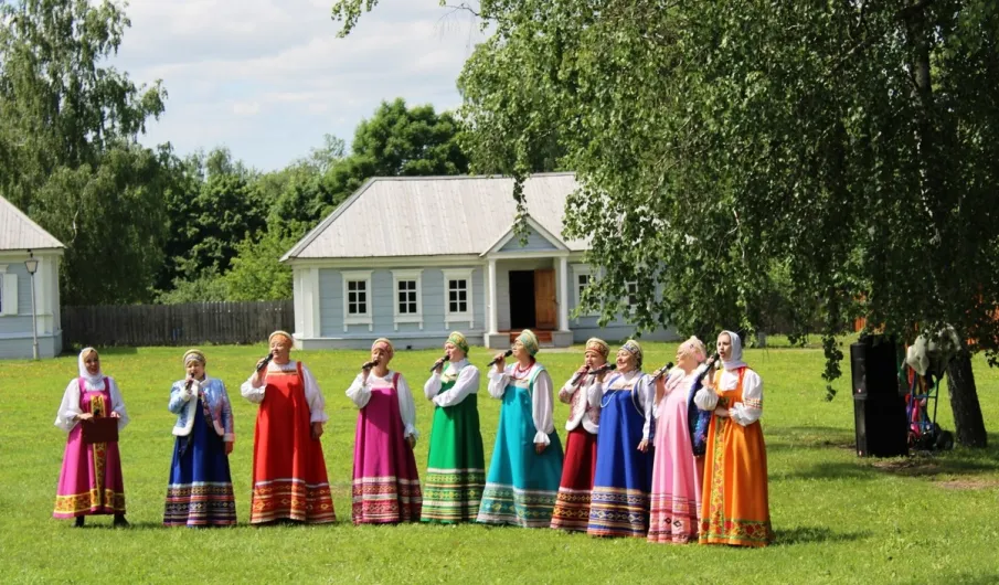 Выставка-цитата  «Слушайте, товарищи потомки!» К 130 летию со дня рождения В.В. Маяковского. Центральная районная библиотека им. А.С. Пушкина